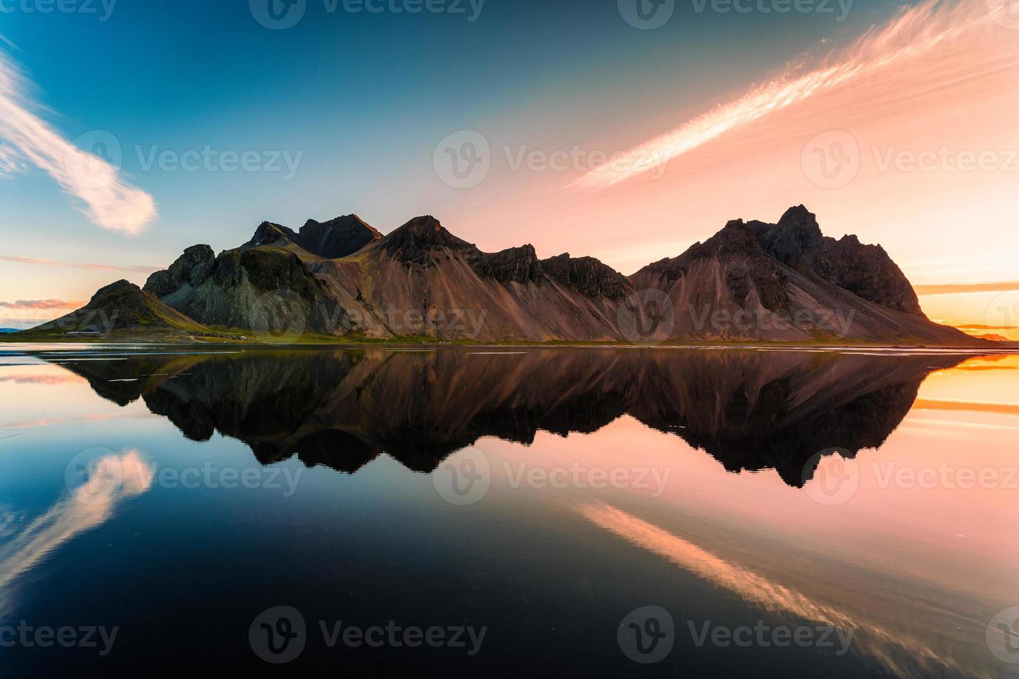 soluppgång över vestrahorn berg räckvidd och vatten reflexion i viking by på sommar på stokksnes halvö, island foto