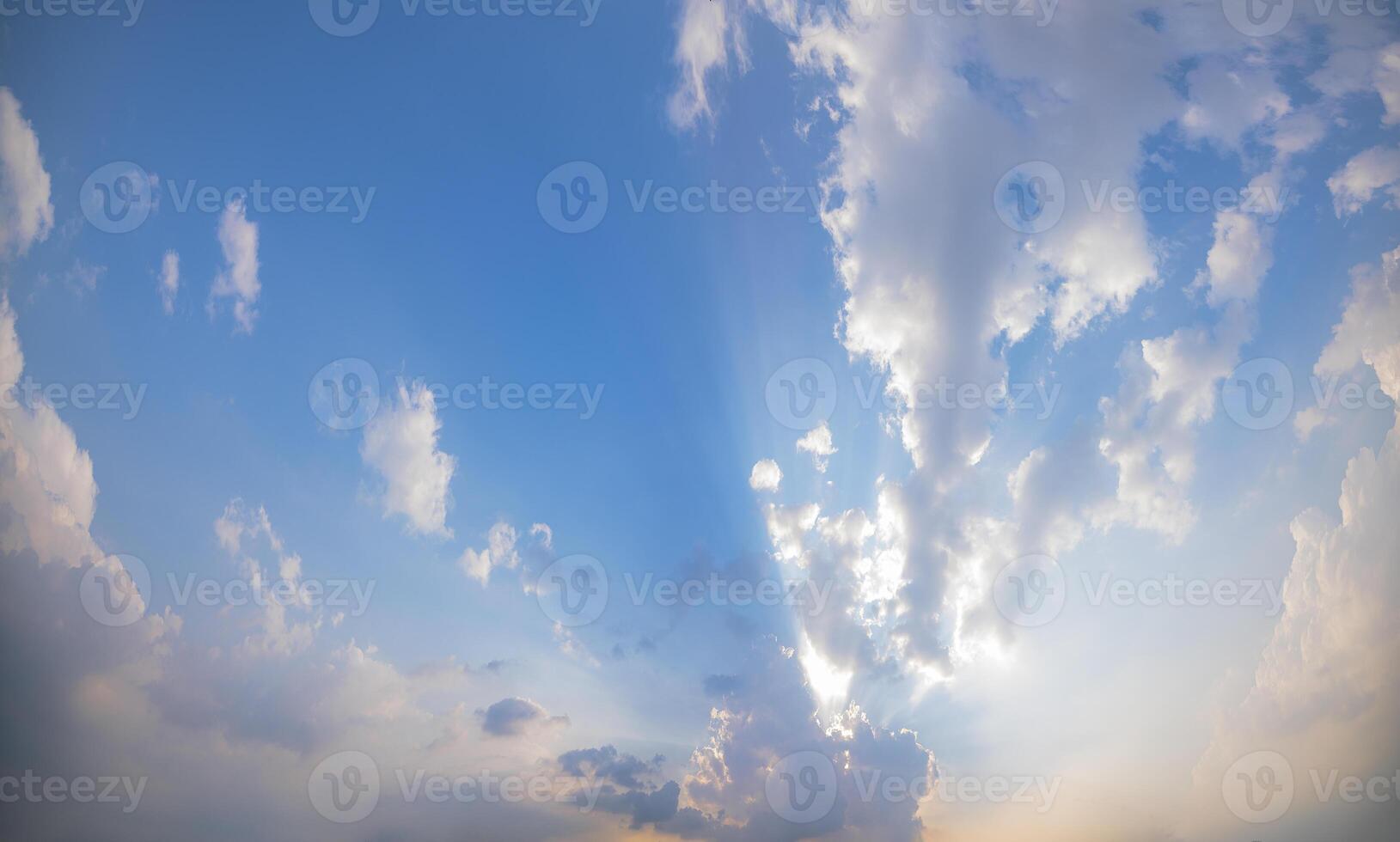 blå himmel och moln vid solnedgången foto