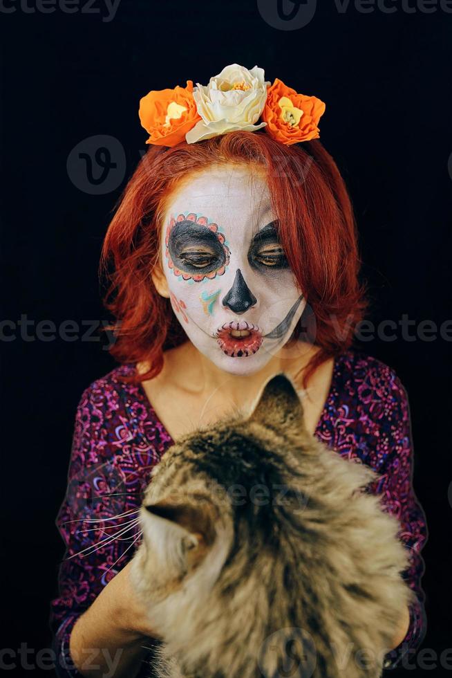 ung kvinna i dagen för den döda masken skalle ansikte konst. foto
