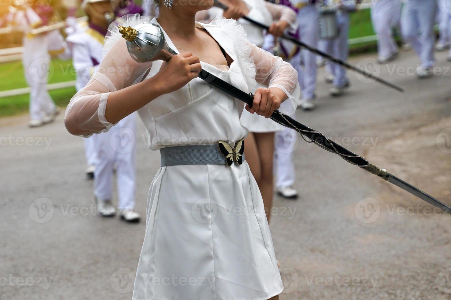 de trumma större leder de skola orkester parad med en spira. mjuk och selektiv fokus. foto