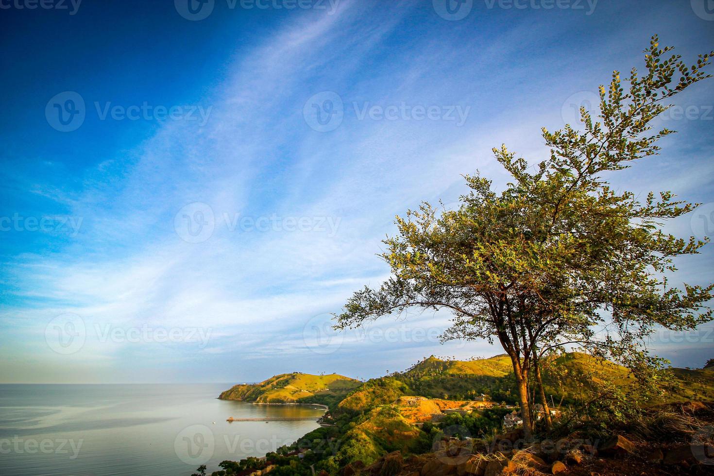 landskap med bergen och sjö. skön landskap i labuan bajo, öar tycka om bitar av himmel spridd på de jord foto