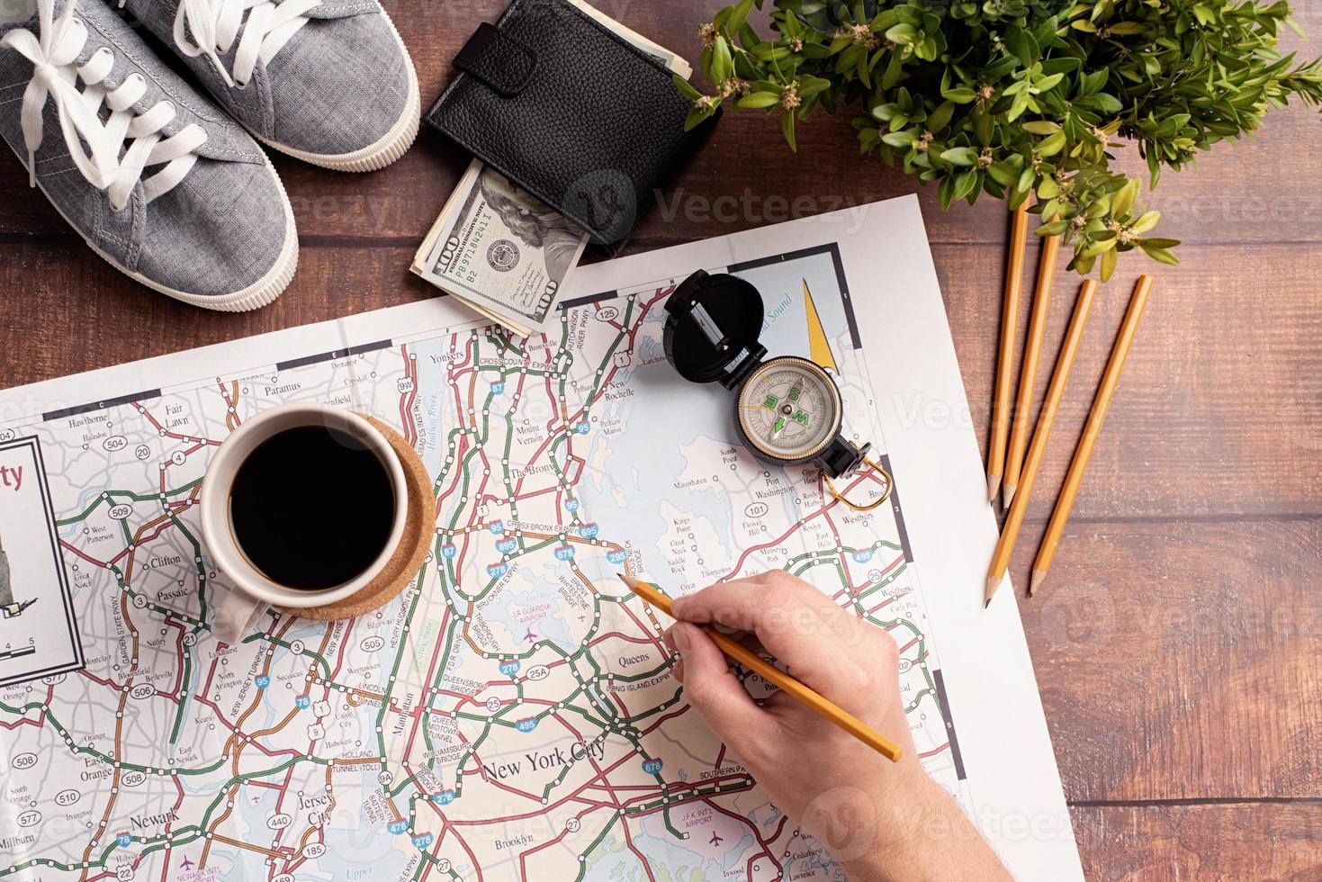 man hand teckning på resa Karta, planera resa eller semester foto