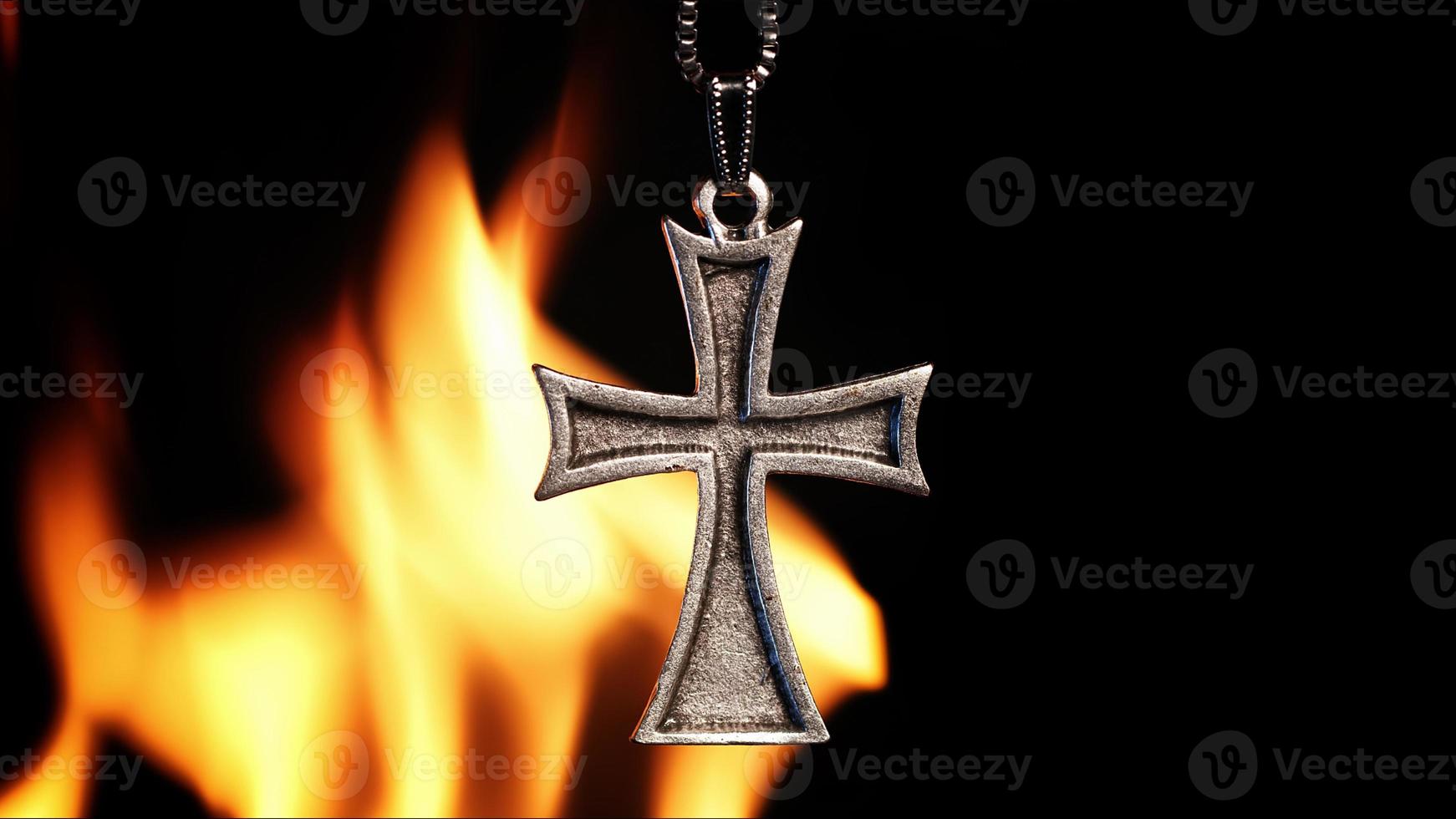 kristen symbol korsa på brand foto