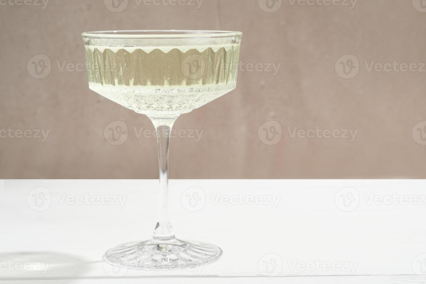 ett glas av icke alkohol champagne på en tabell med kopia Plats. gnistrande dryck, en nykter fest firande, torr januari. foto