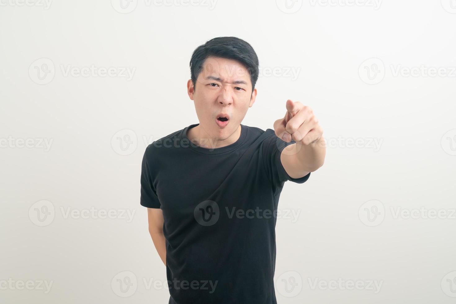 ung asiatisk man med argt och galet ansikte foto
