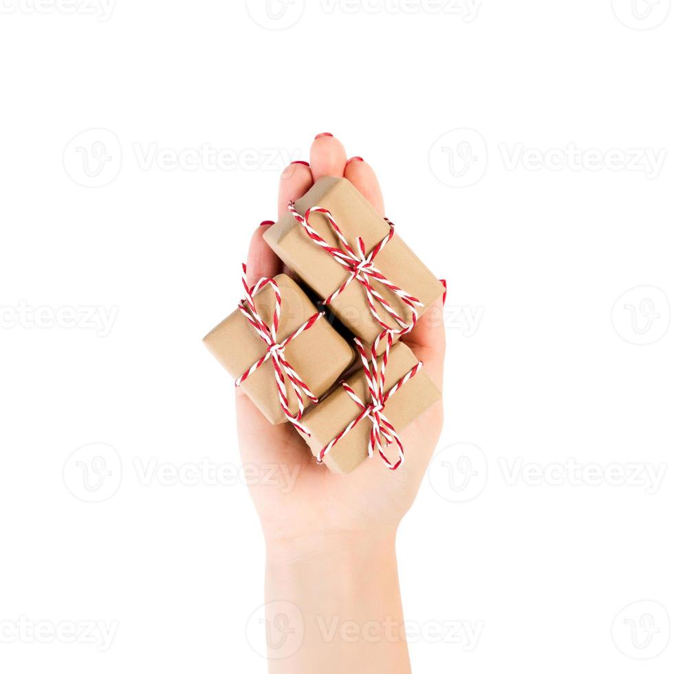 kvinna händer ge insvept jul eller Övrig Semester handgjort närvarande i brun hantverk papper med röd band. isolerat på vit bakgrund, topp se. tacksägelse gåva låda begrepp foto