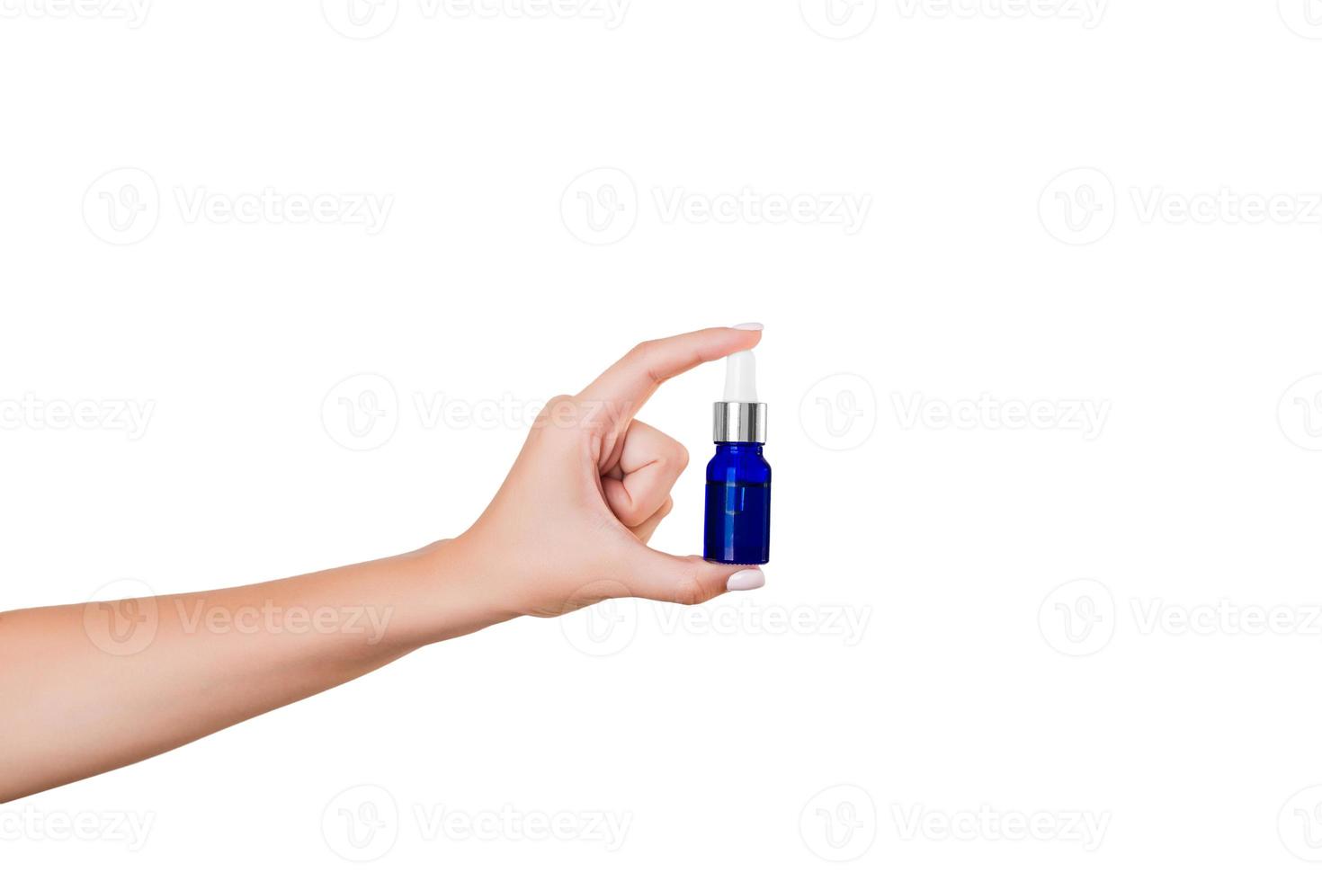 kvinna hand innehav grädde flaska av lotion isolerat. flicka ge rör kosmetisk Produkter på vit bakgrund foto