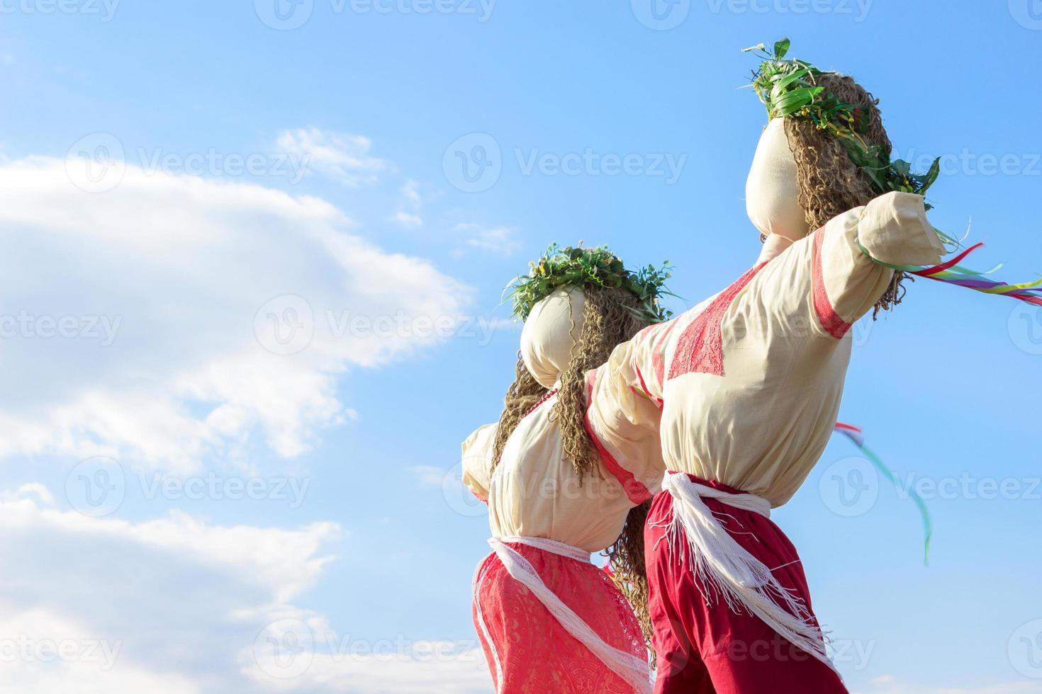 närbild scarecrow i landsbygden av ukraina. scarecrow mot de himmel foto