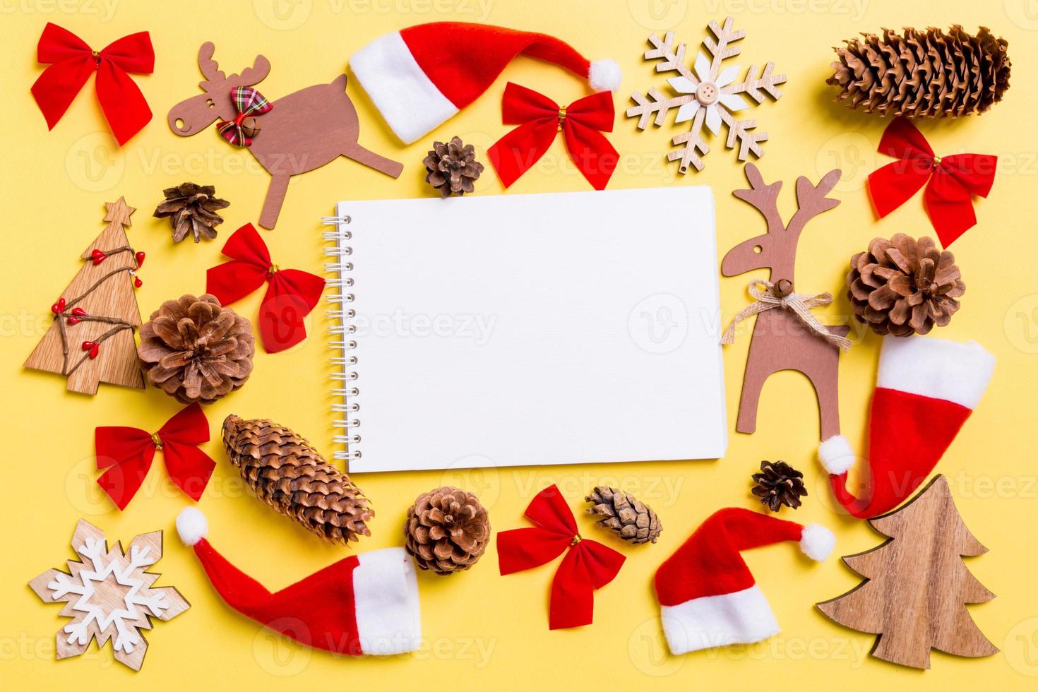 jul gul bakgrund med Semester leksaker och dekorationer. topp se av anteckningsbok. Lycklig ny år begrepp foto