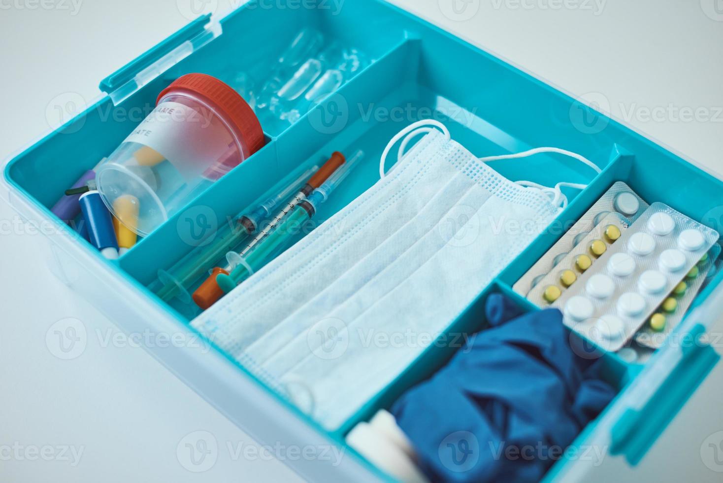 Hem medicin låda med en medicinsk föremål. sjukvård och medicin begrepp. foto