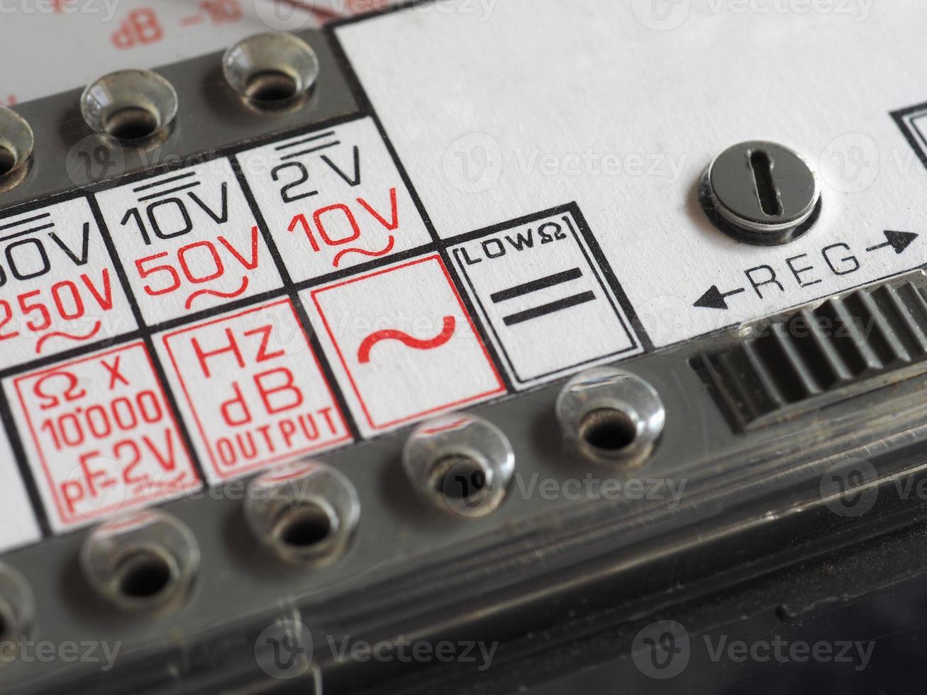 elektrisk symbol på årgång analog multimeter foto