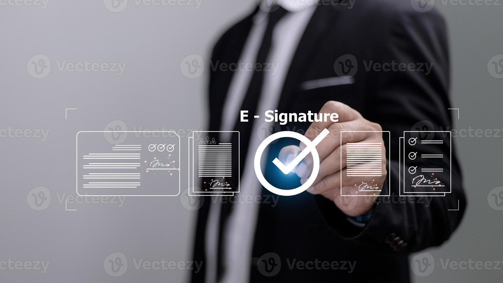 uppkopplad företag kontrakt elektronisk signatur, e-signering, digital dokumentera förvaltning, papperslös kontor, signering företag kontrakt begrepp. foto