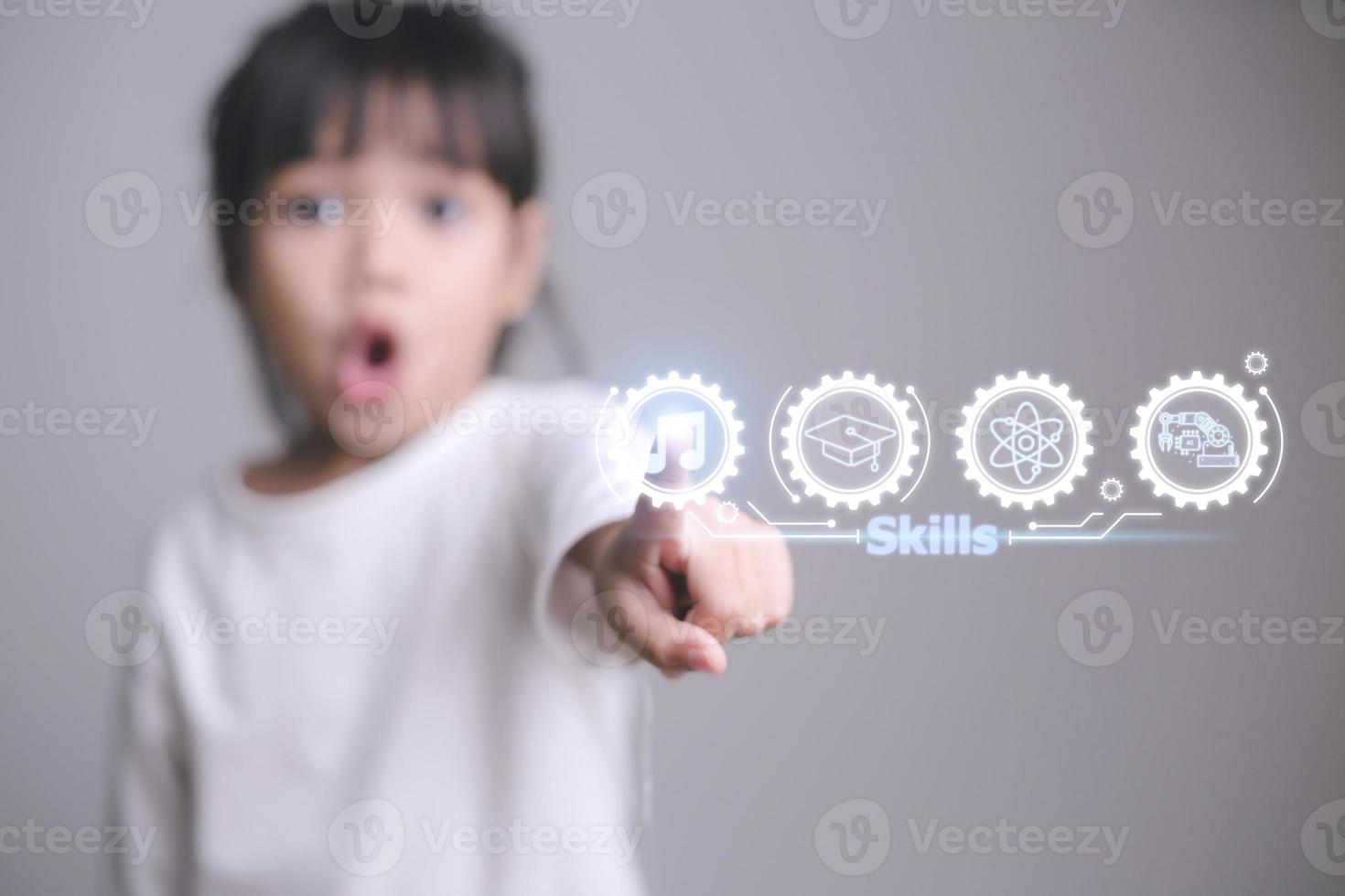 asiatisk smart barn flicka utforska Kompetens till bli genier. kreativ tänkande, foto