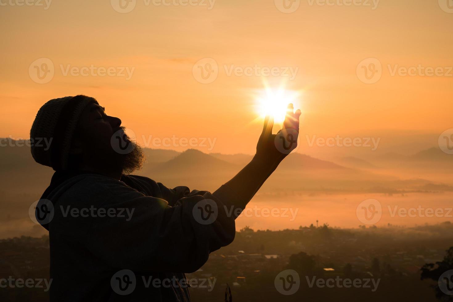tro av kristen begrepp andlig bön händer över solsken med suddig skön soluppgång eller solnedgång bakgrund. kristna vem ha tro, tro i Gud morgon- bön. foto