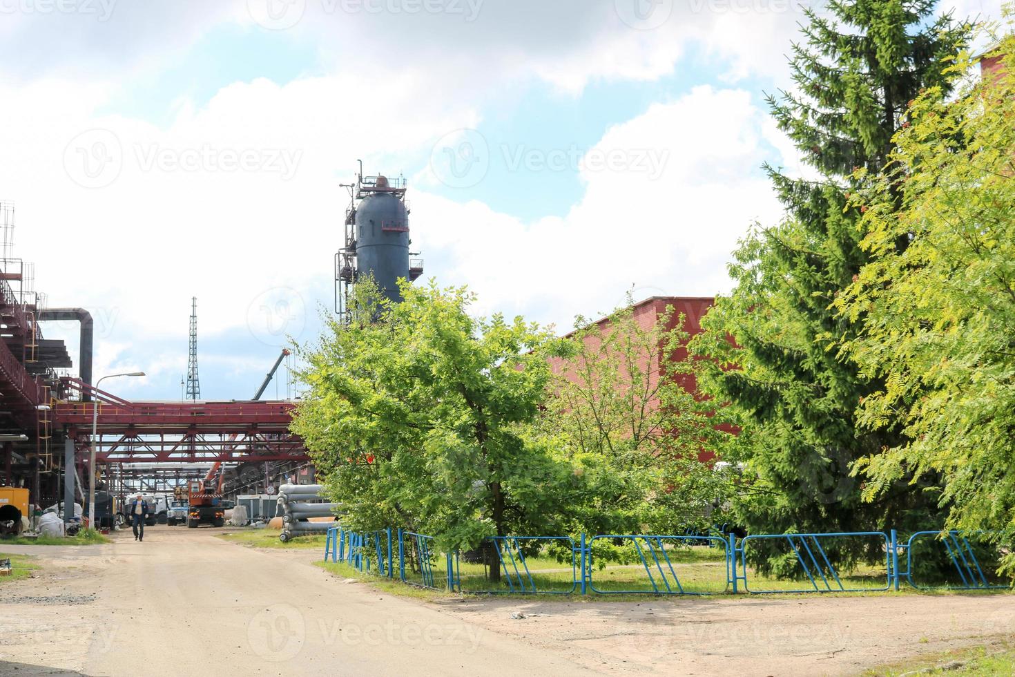 grön växter och träd för ekologi och luft rening på de kemisk petrokemiska raffinaderi industriell raffinaderi foto