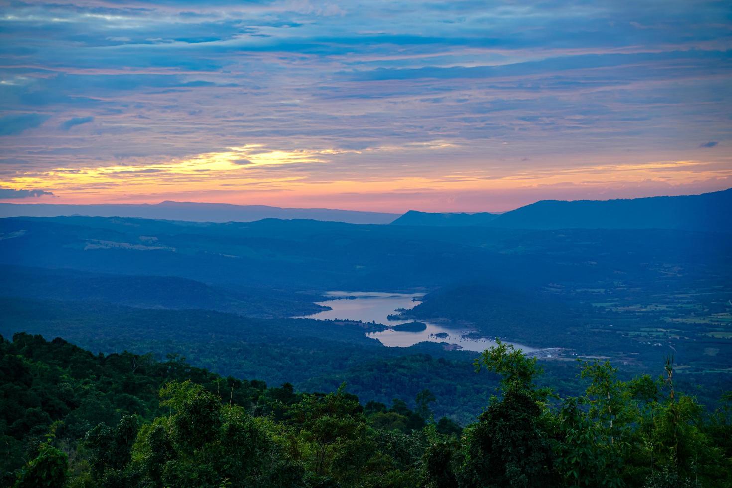 montera fuji på solnedgång, loei provins, thailand phu pa po är en populär turist destination eftersom den är liknande till montera fuji i japan. foto