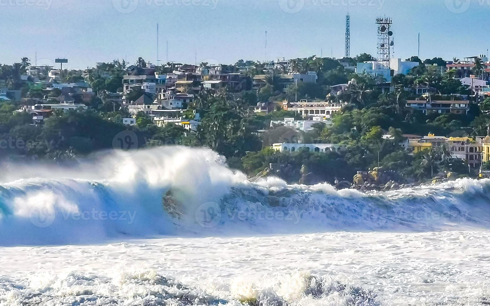 palmer parasoller Sol solstolar strand tillflykt zicatela puerto escondido Mexiko. foto