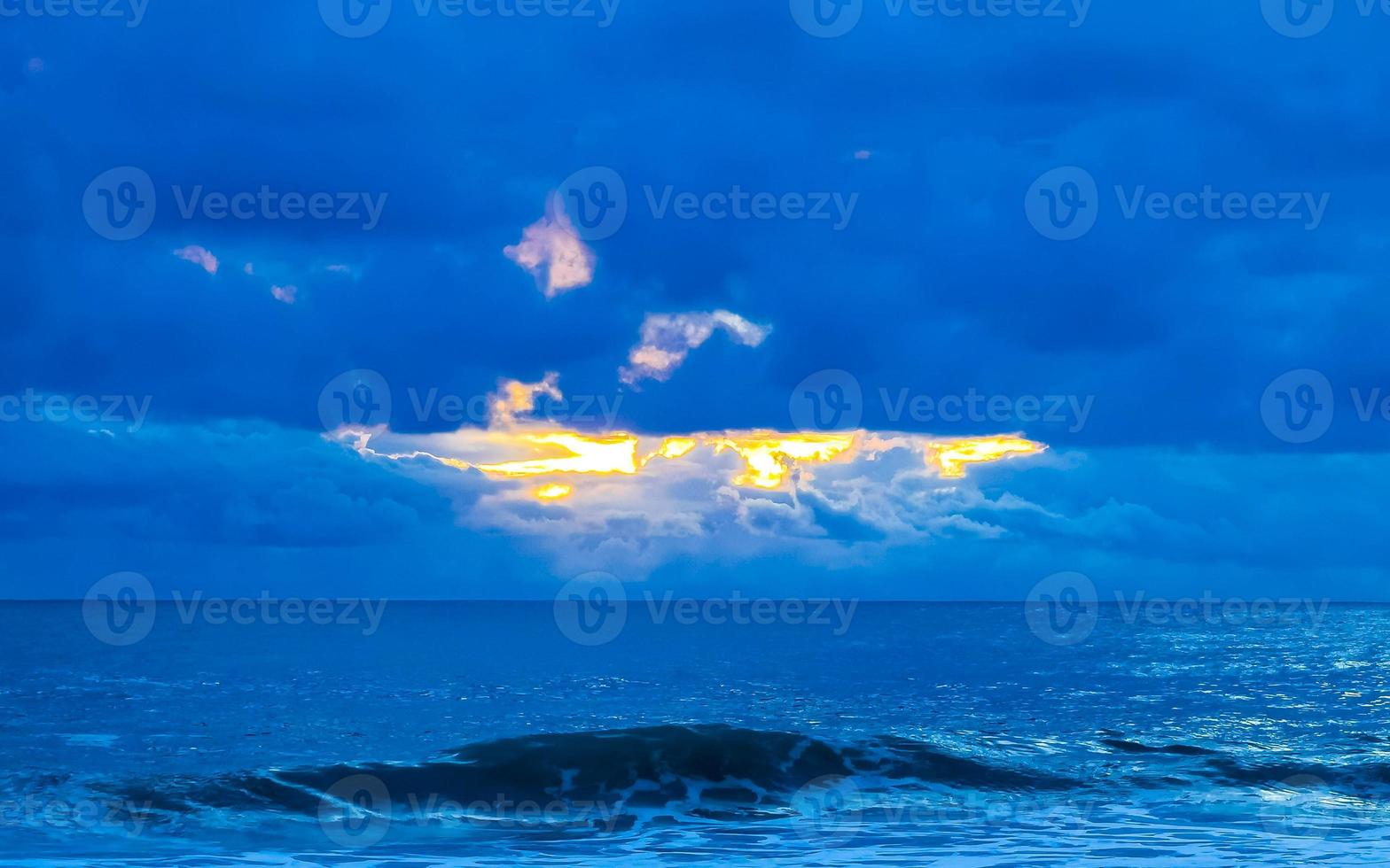 färgrik gyllene solnedgång stor Vinka och strand puerto escondido Mexiko. foto