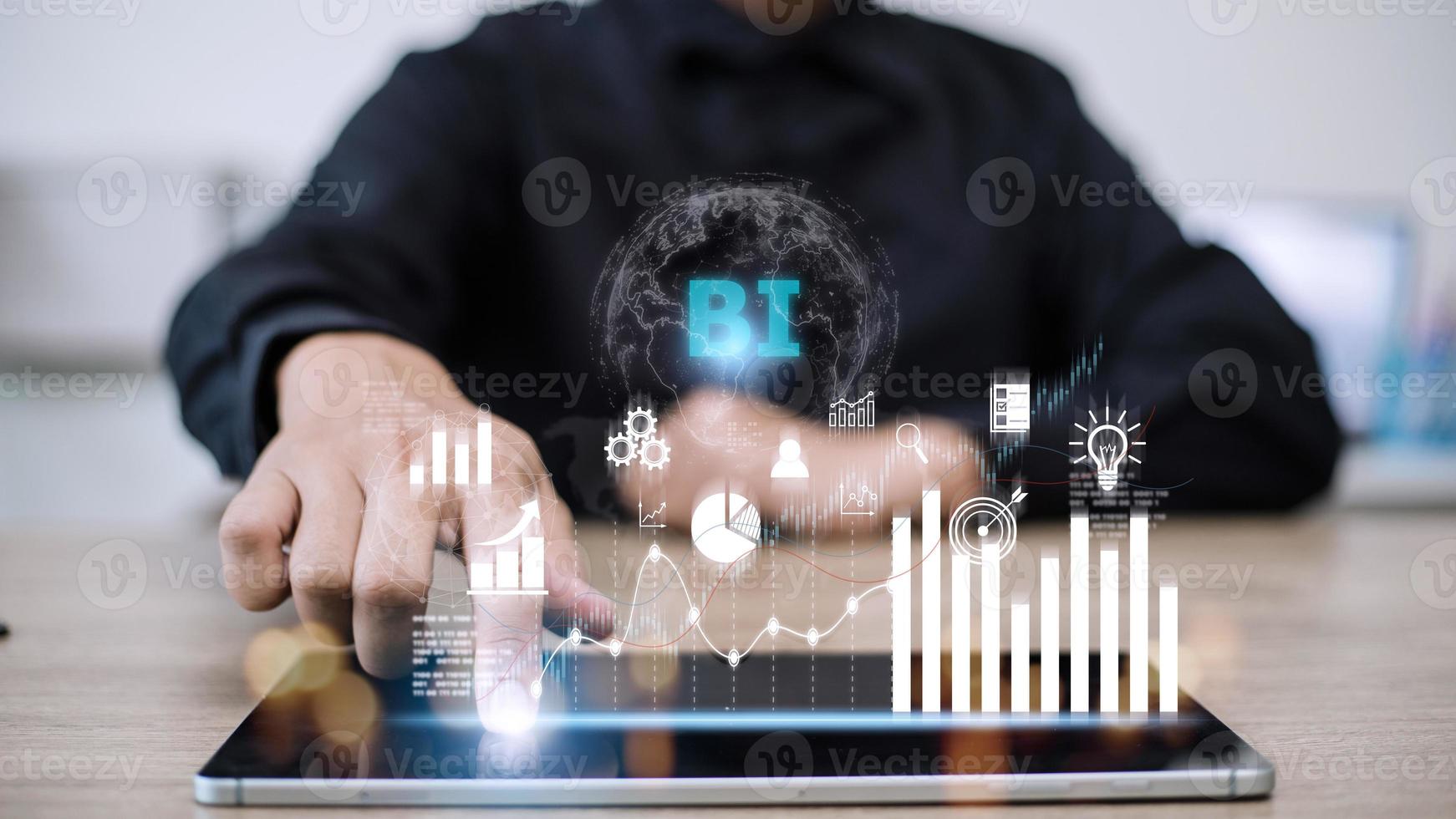 företag, teknologi, internet och nätverk begrepp. människor arbetssätt på de framtida, Välj på de virtuell visa företag intelligens foto