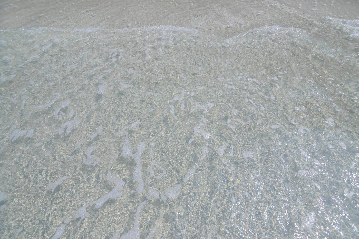 havsvatten på sandstranden foto