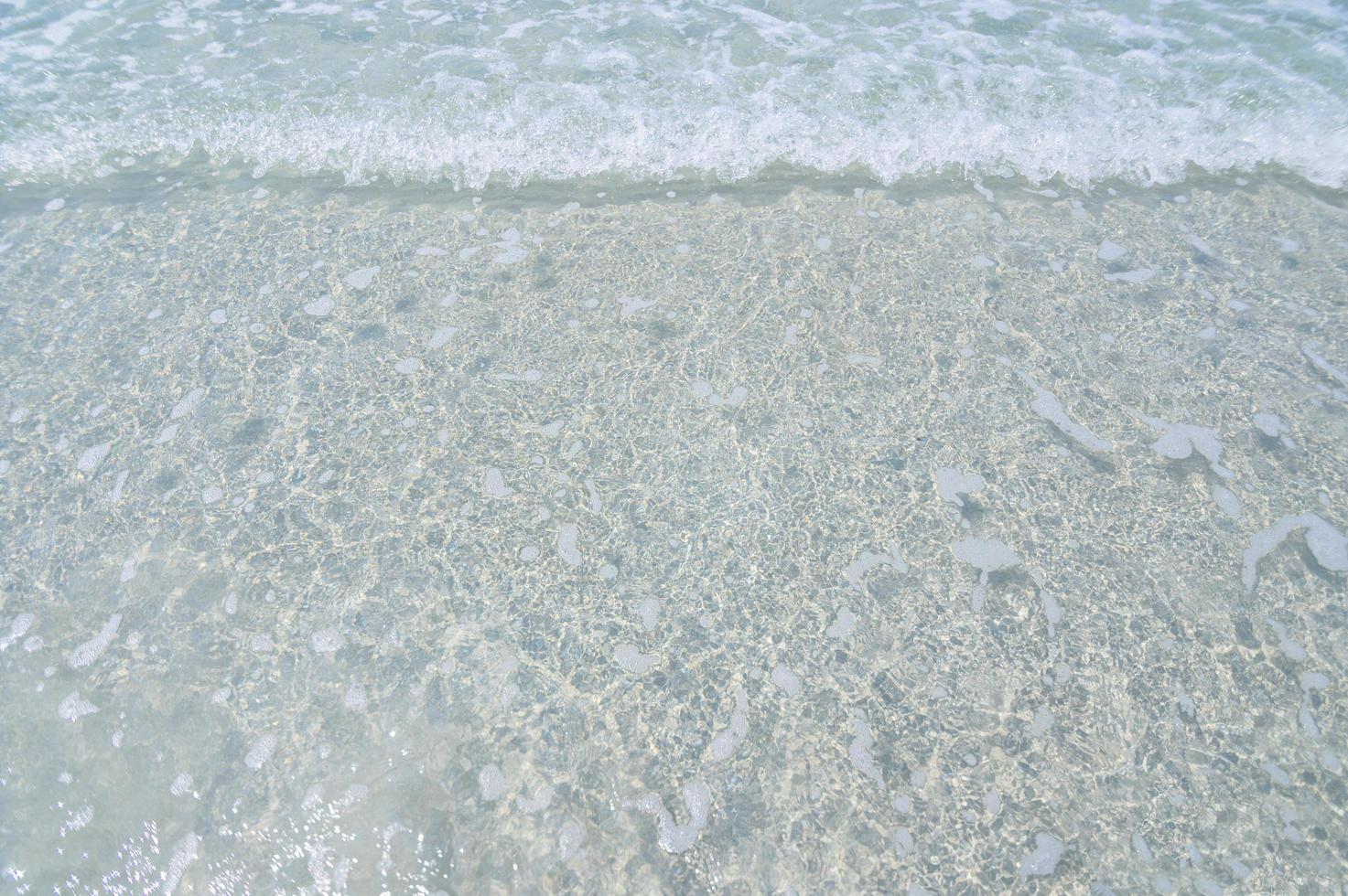 havsvatten på sandstranden foto