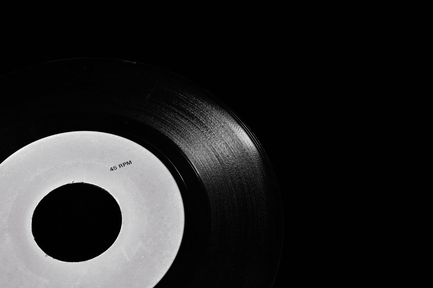 45 varv / min vinyl disk på mörk bakgrund b foto