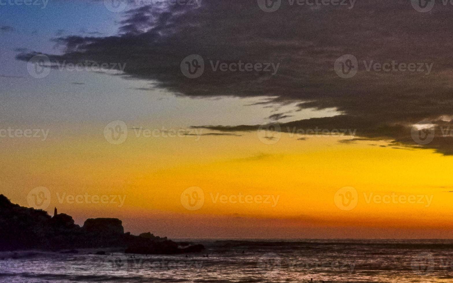 färgrik gyllene solnedgång stor Vinka och strand puerto escondido Mexiko. foto