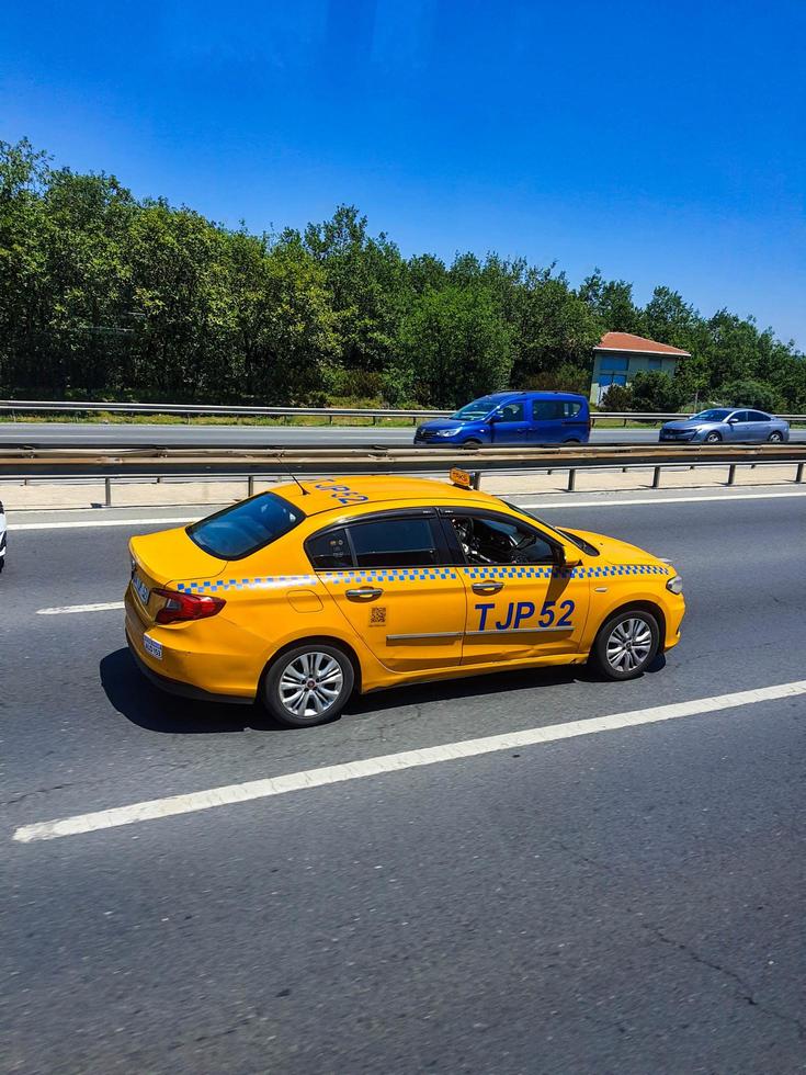 Kalkon på juli 2022. detta röd bil är fortkörning på de motorväg i Kalkon. foto