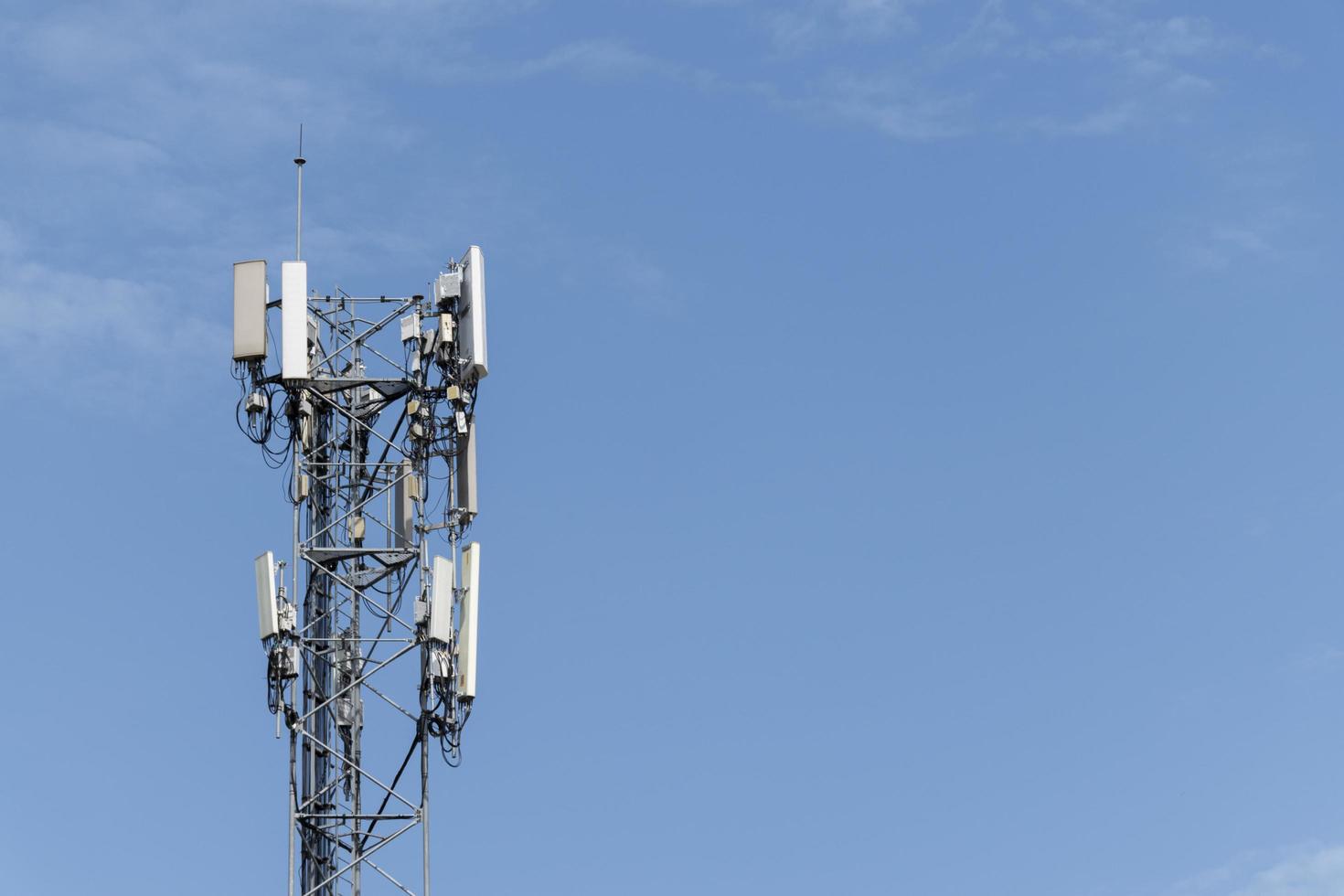 telekommunikationstorn med blå himmel bakgrund foto