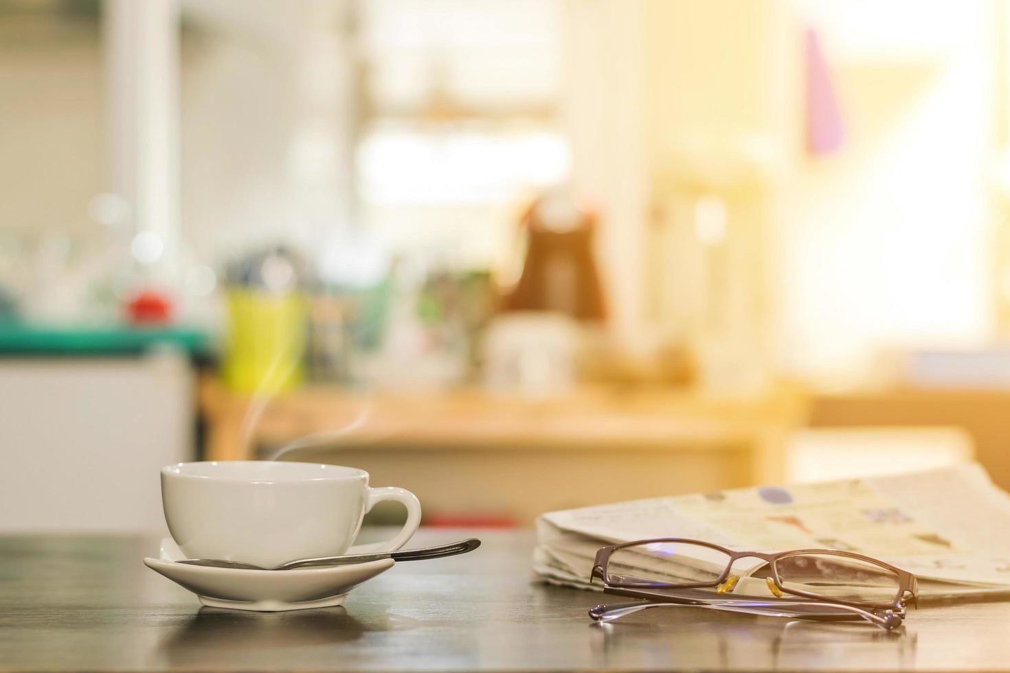 kopp varmt kaffe vid köksbordet foto