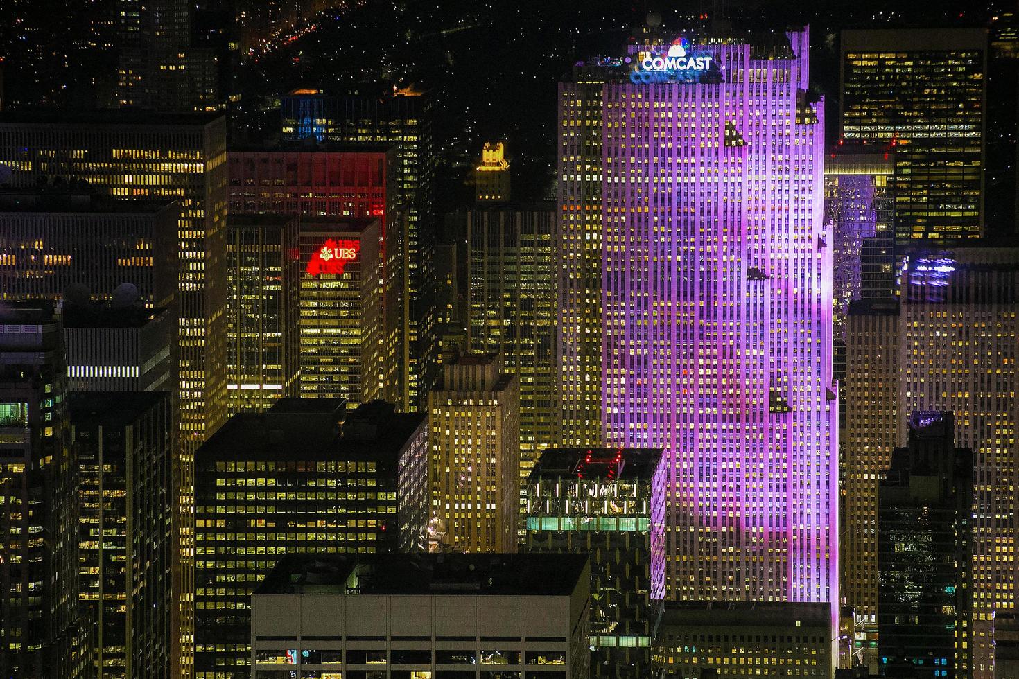 new york city, 2020 - höghus i lila ljus foto