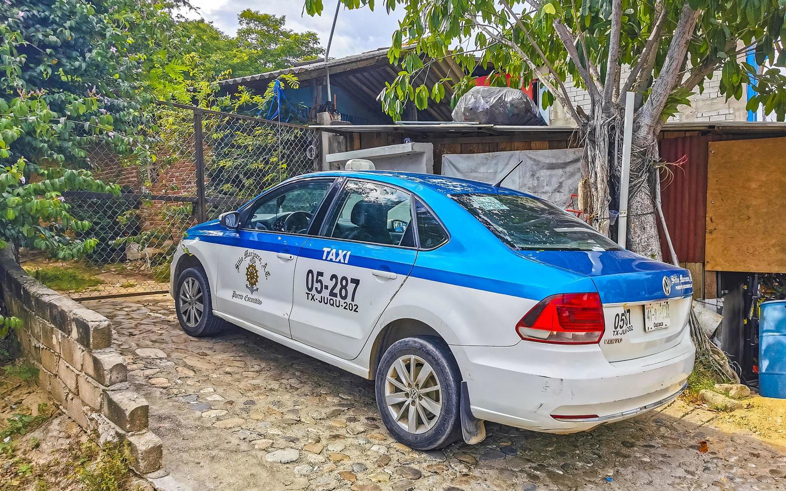 puerto escondido mexico oaxaca mexikansk 2022 grön turkos blå taxi cab bil i puerto escondido Mexiko. foto