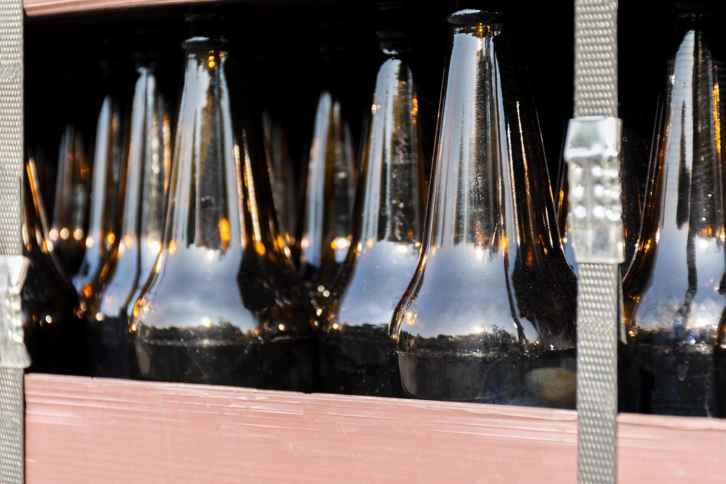 stänga upp öl flaska i lastpall för bryggning i industriell växter foto