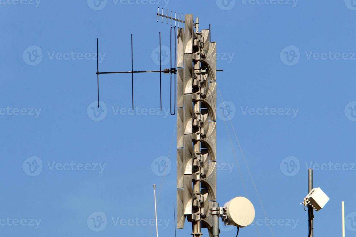 hög antenn för emitterande och tar emot radio vågor. foto