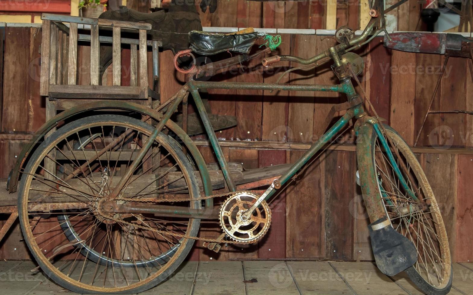 gammal antik cyklar är årgång samlar kan fortfarande vara Begagnade åldrig 60 till 70 år gammal klassisk cyklar är populär med antik samlare, antikviteter och antikviteter är ställde ut. foto