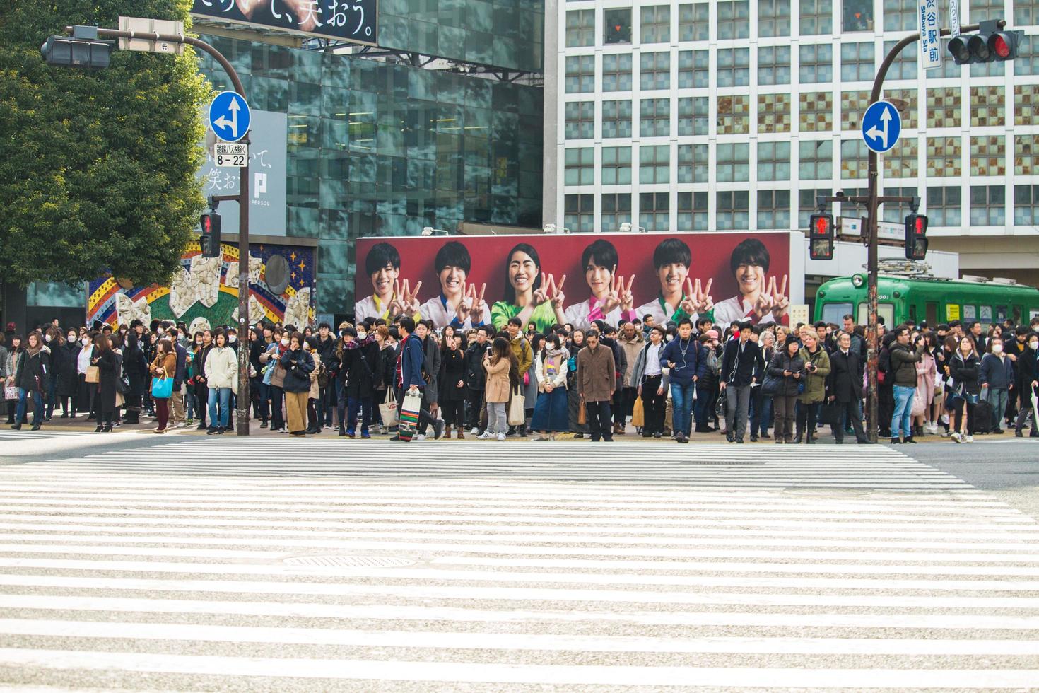 shibuya, japan, 2020 - grupp människor som väntar på att korsa gatan foto