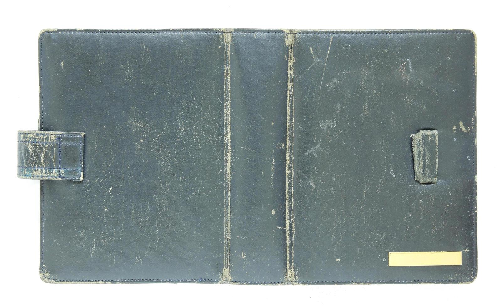 svart gammal bok omslag isolerat på vit foto