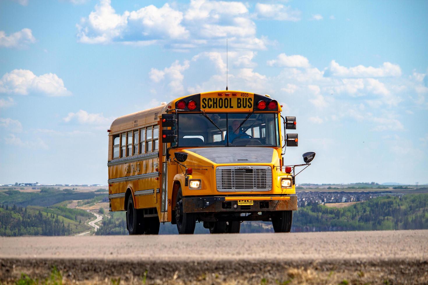 alberta, kanada, 2020 - gul skolbuss på väg foto