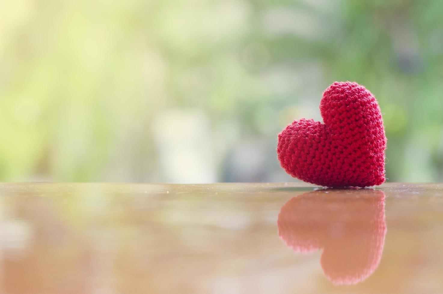 stänga upp av röd hjärta handgjort på trä- tabell för hjärtans dag eller bröllop bakgrund foto