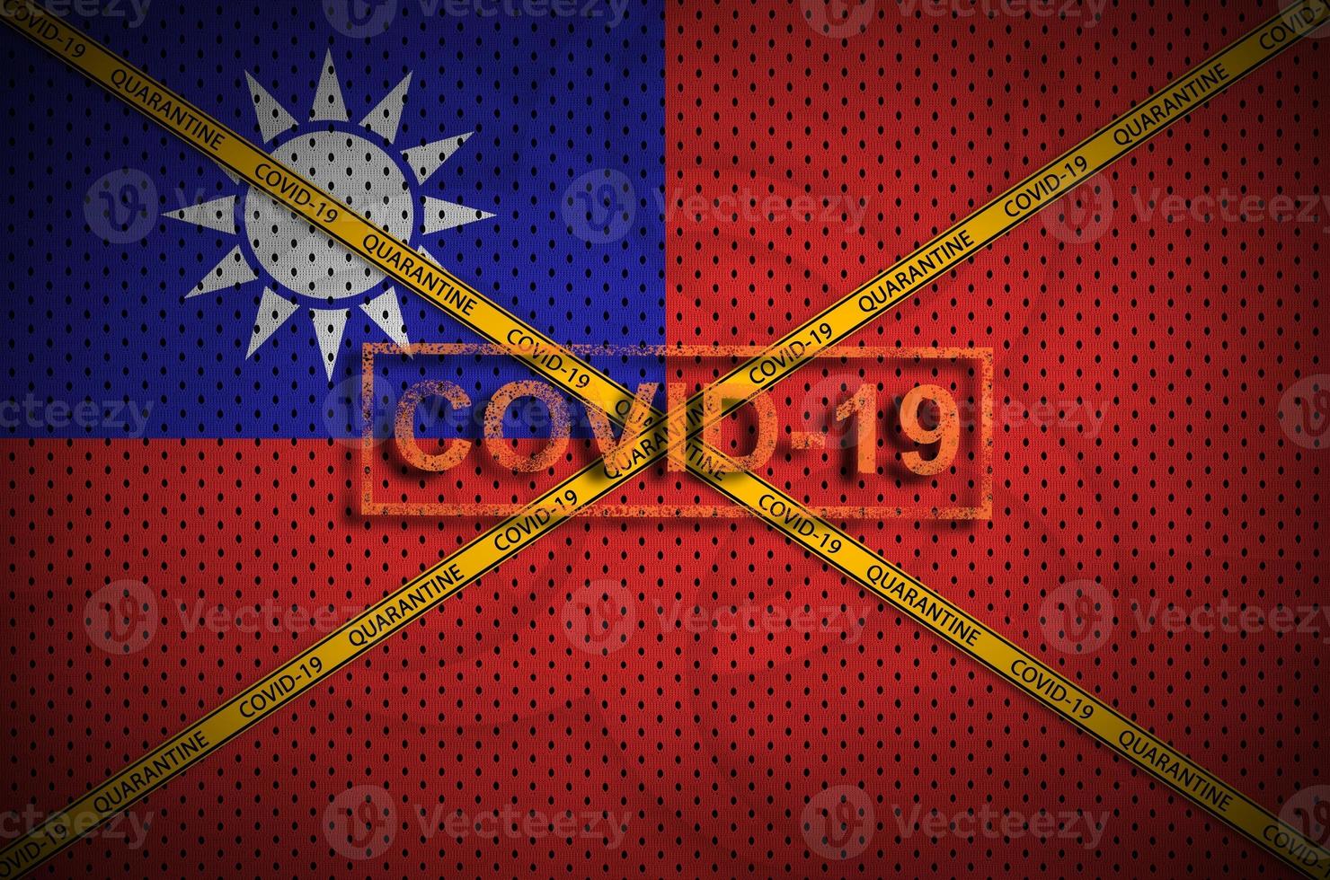 taiwan flagga och covid-19 stämpel med orange karantän gräns tejp korsa. coronavirus eller 2019-ncov virus begrepp foto