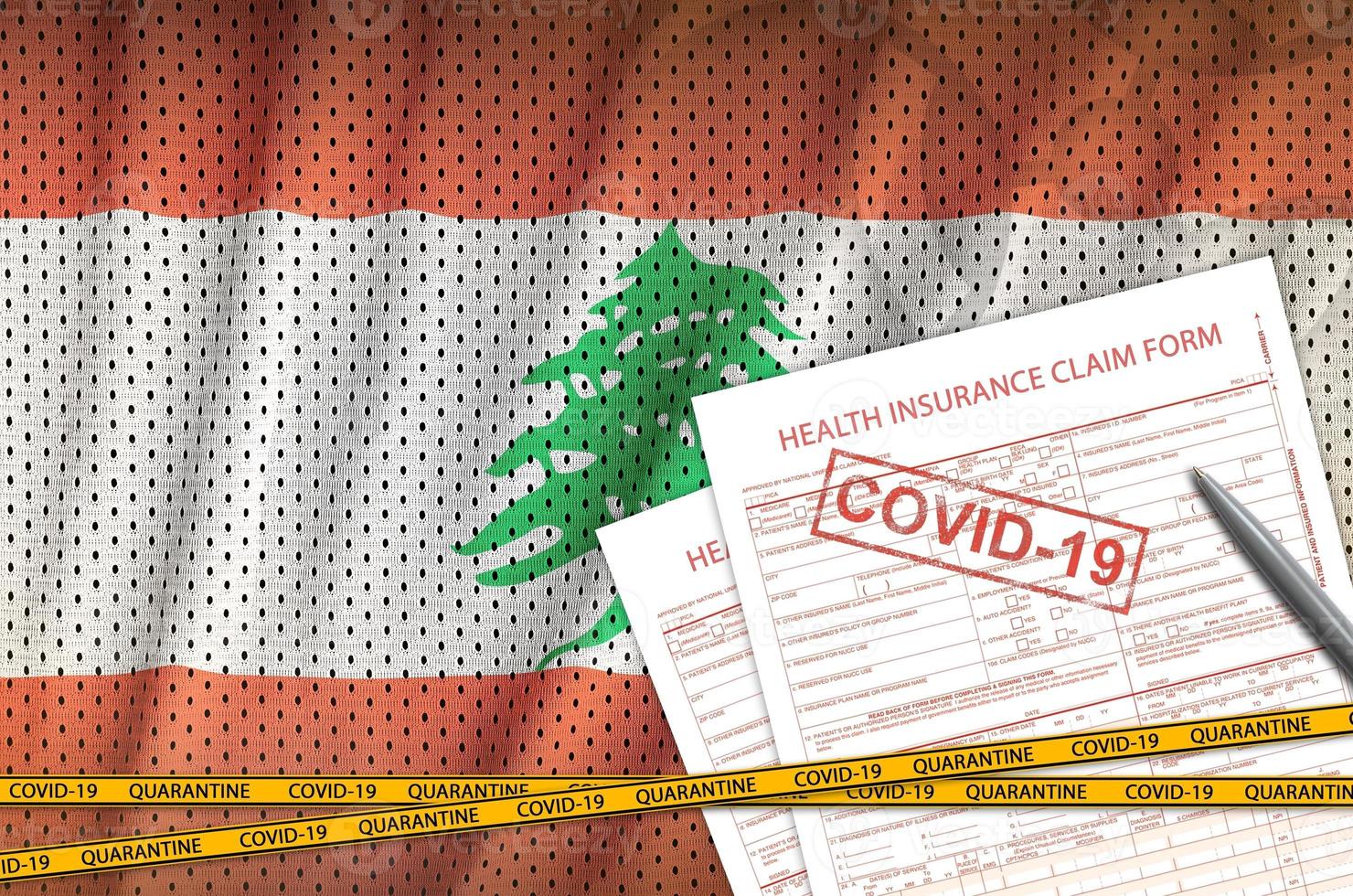 libanon flagga och hälsa försäkring krav form med covid-19 stämpel. coronavirus eller 2019-ncov virus begrepp foto