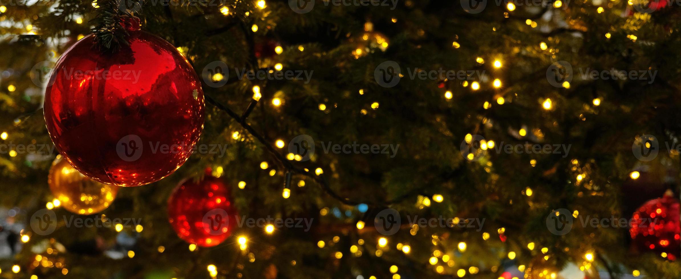 jul baner med kopia Plats och pärlar för hälsning kort. gran gren med röd bollar, festlig gul lampor och bokeh. perfekt innehåll för reklam banderoller, gåva kort eller kreativ projekt. foto