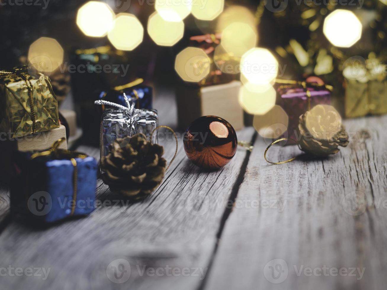 jul träd och gåva låda bollar. bokeh kransar i de fläck bakgrund . kub blockera till innehålla de ändamål av håller på med företag övervinna. utvecklande idéer för de ny år 2023 foto