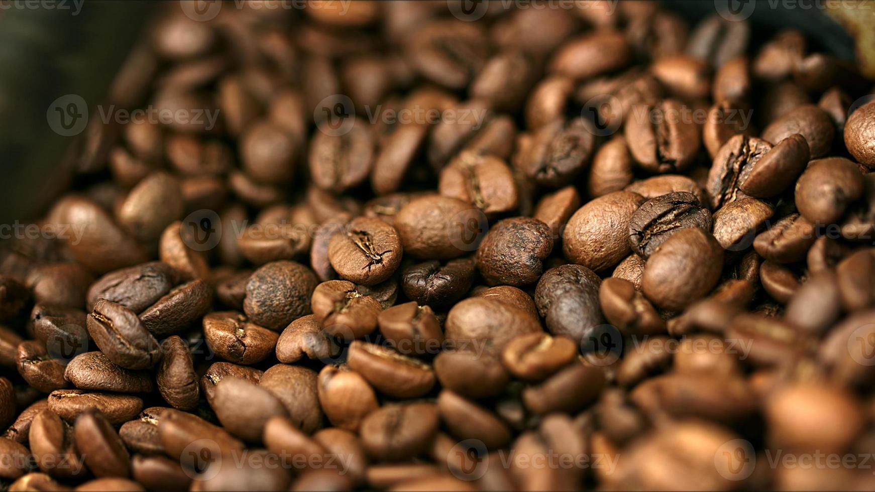 rostad kaffe bönor i en rostning maskin foto