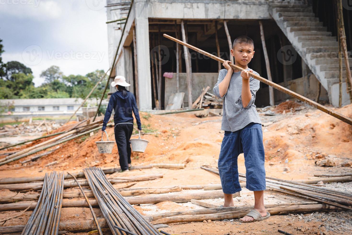 begrepp av barn arbetskraft, barn arbetssätt på konstruktion webbplats för värld dag mot barn arbetskraft begrepp, våld barn och trafficking begrepp, rättigheter dag på december 10. foto