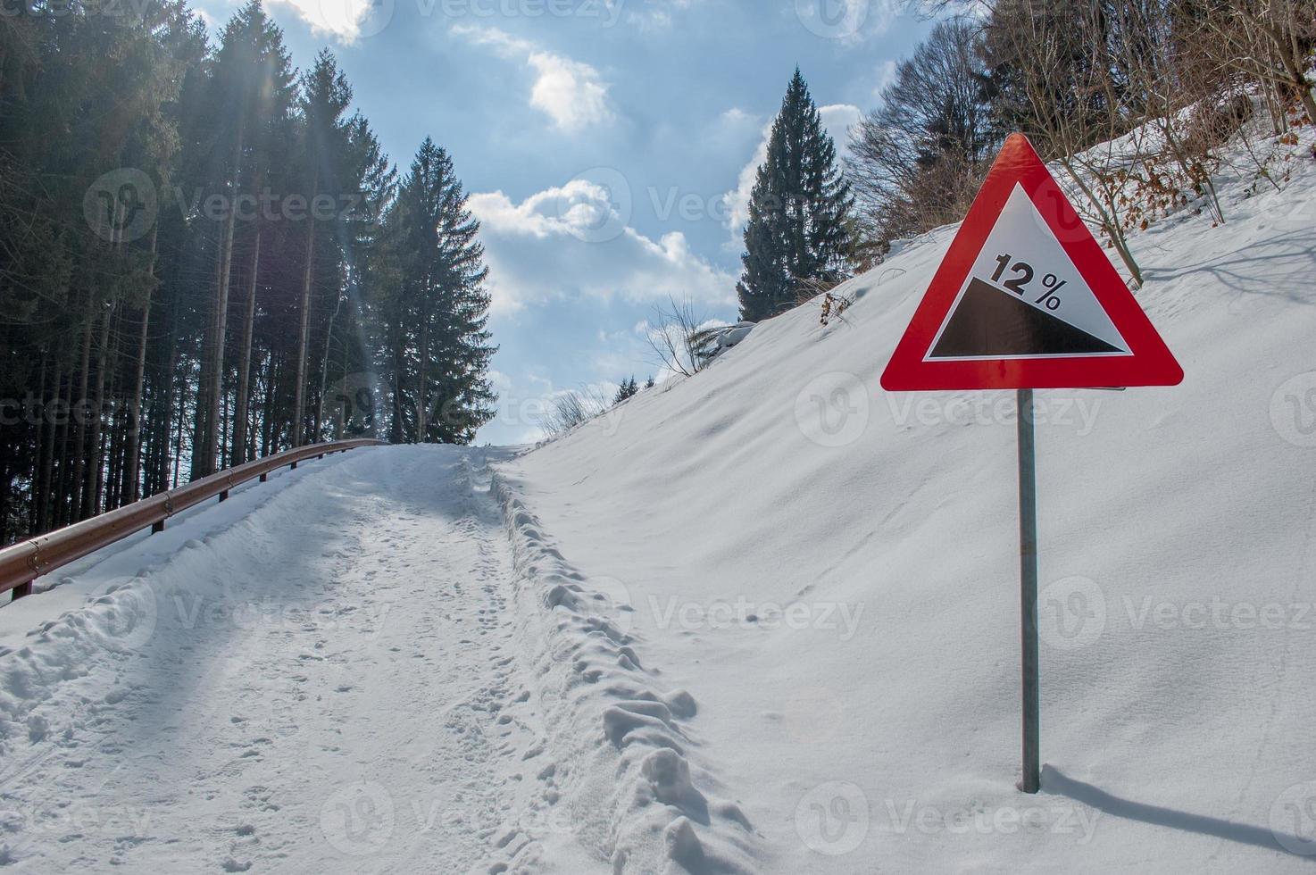 väg tecken med snö foto