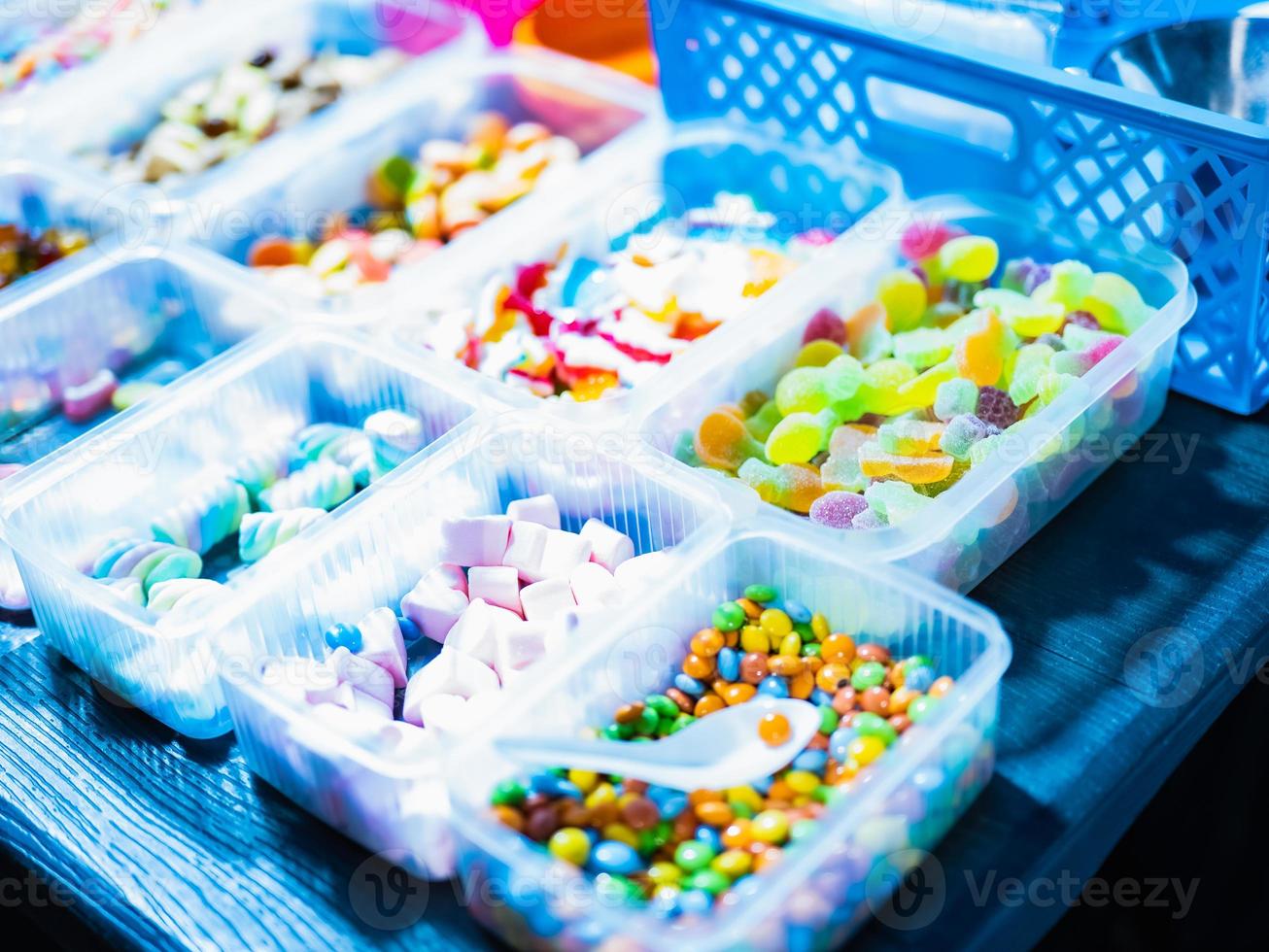 sötsaker är såld i lådor och små korgar av gelé godis av olika färger. foto