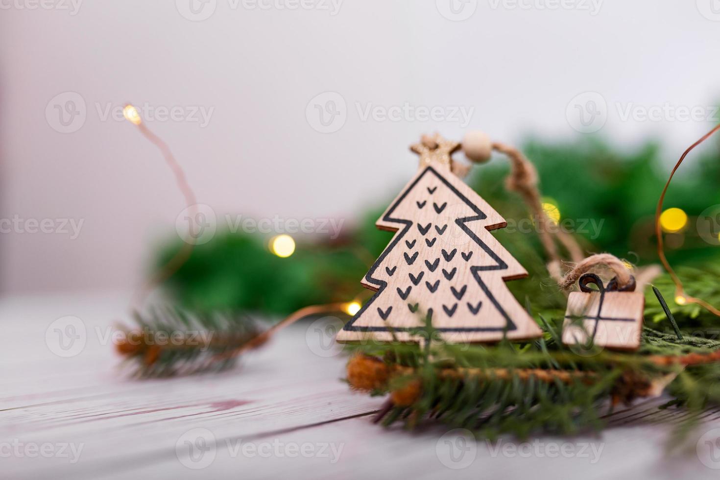 hantverk gåva trä- jul träd hängsmycke på en bakgrund av bokeh jul kransar och jul träd. jul träd dekoration i de form av en jul träd närbild foto