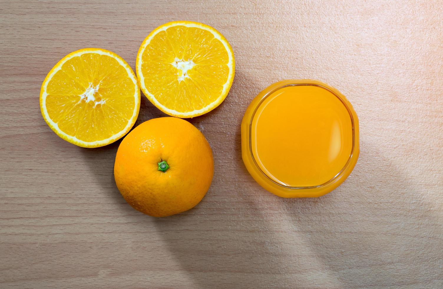 ovanifrån av apelsiner bredvid ett glas juice foto