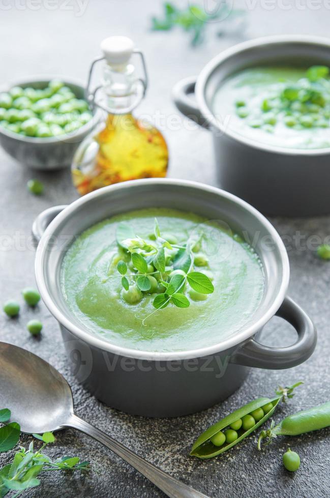 färsk grönsakssoppa gjord av gröna ärtor foto